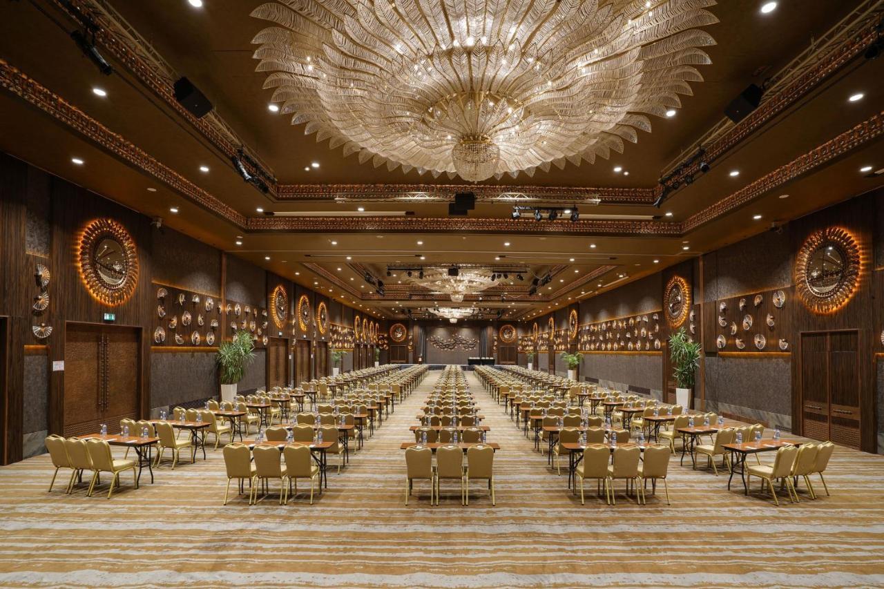 Sheraton & Convention Center מלון 5*
