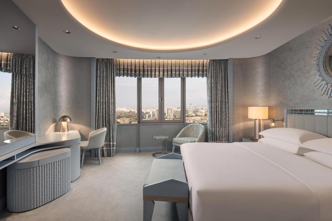 מלון Sheraton & Convention Center