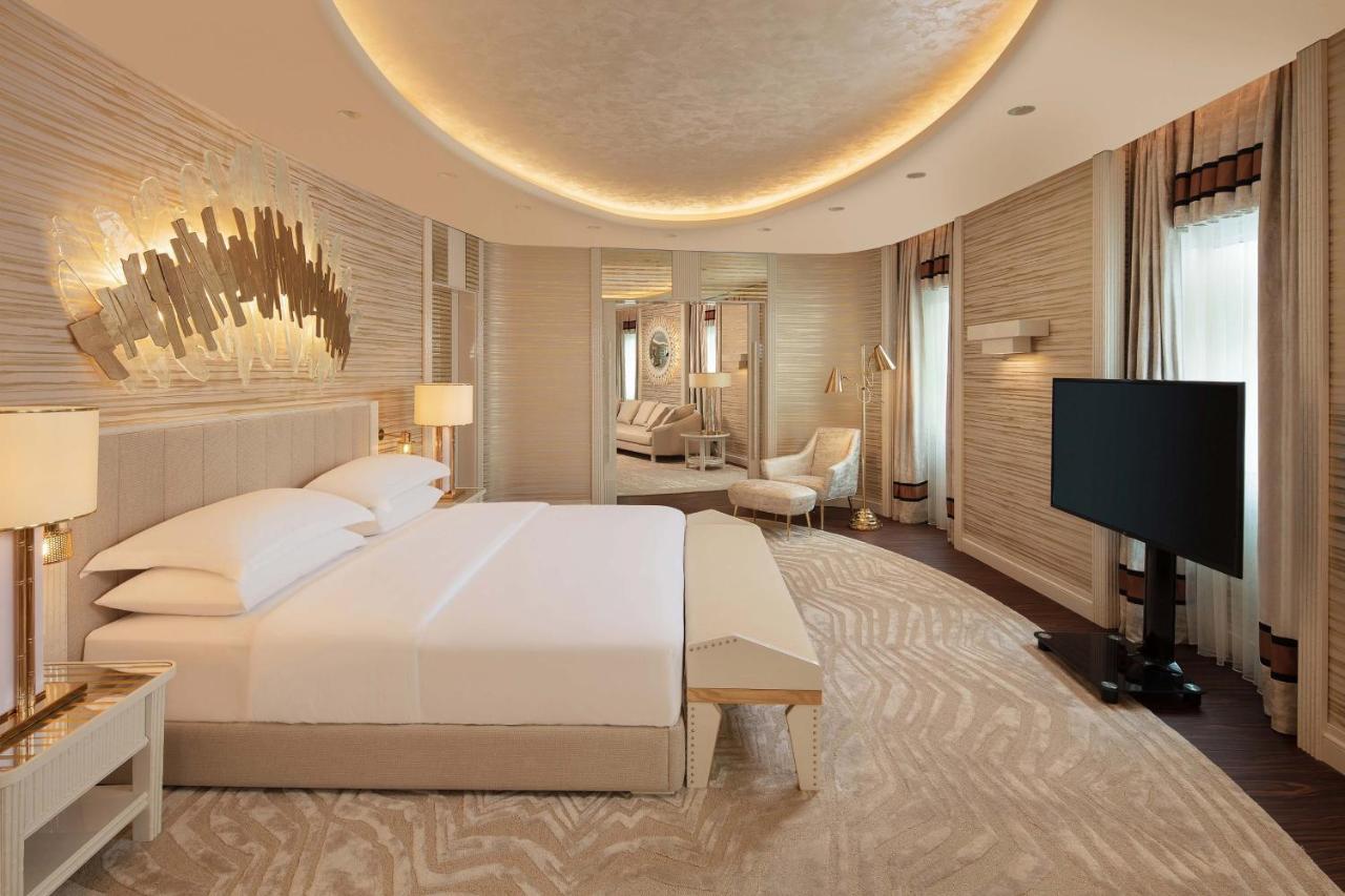 מלון Sheraton & Convention Center