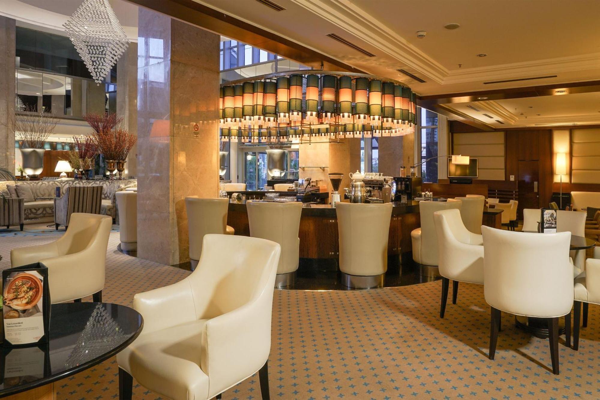 מלון Sheraton & Convention Center